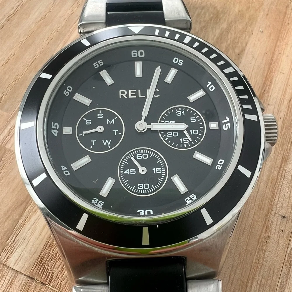 Relic mens black dial silver tone watch NEW BATTERY